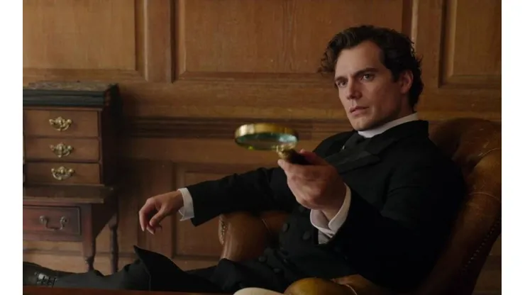 Henry Cavill como Sherlock.
