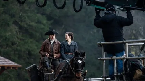 Sam Heughan y Caitriona Balfe en el rodaje de la temporada 6.