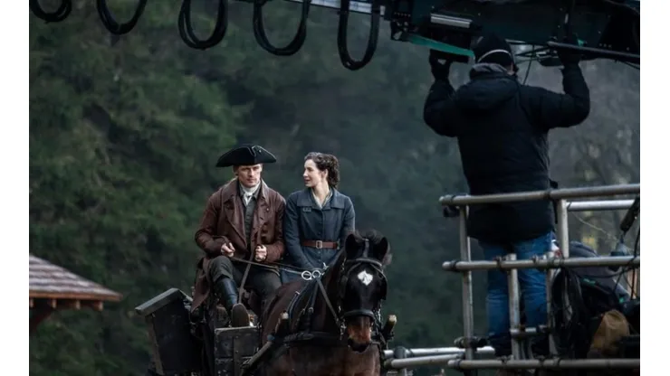Sam Heughan y Caitriona Balfe en el rodaje de la temporada 6.