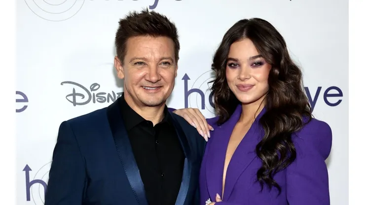 Jeremy Renner y Hailee Steinfield.
