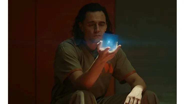 Loki en la TVA con el Teseracto.