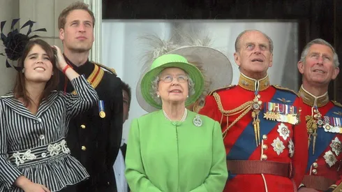 De izquierda a derecha: Eugenia de York, el Príncipe William, Isabel II, Felipe de Edimburgo y Carlos de Gales.