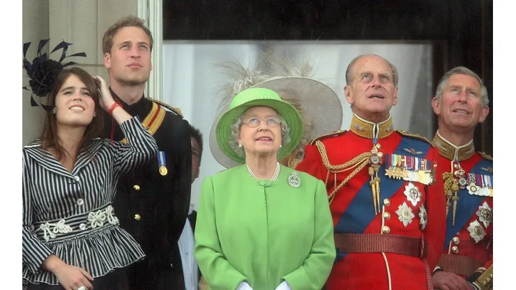 De izquierda a derecha: Eugenia de York, el Príncipe William, Isabel II, Felipe de Edimburgo y Carlos de Gales.