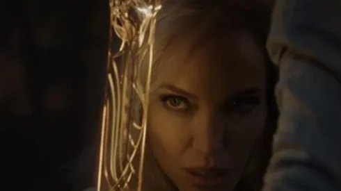 Angelina Jolie le da vida a Thena.