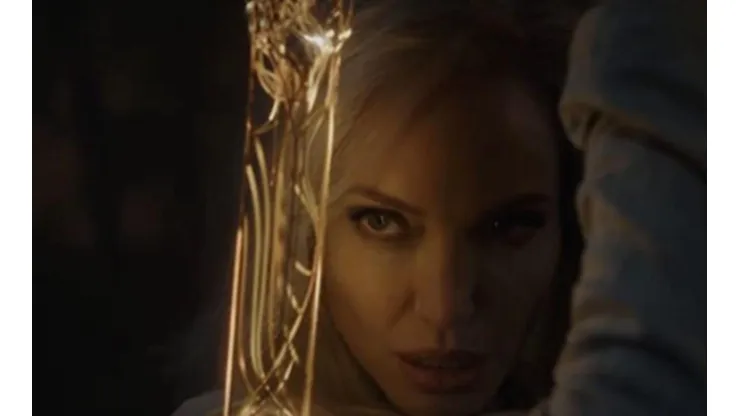 Angelina Jolie le da vida a Thena.