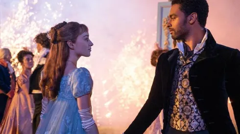 Phoebe Dynevor y Regé - Jean Page.