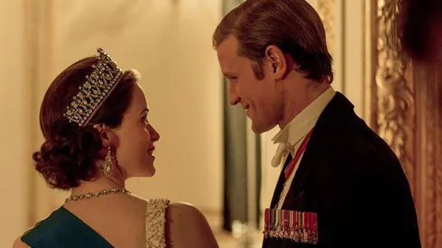 Matt Smith y Claire Foy en sus papeles de The Crown.