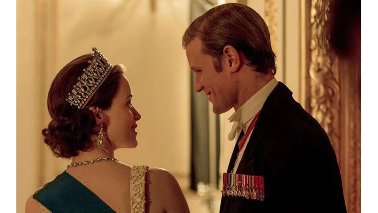 Matt Smith y Claire Foy en sus papeles de The Crown.