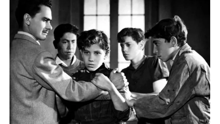 Pedro, un niño no muy amado por su mamá en Los olvidados. (Foto: Twitter @CinetecaNacional)