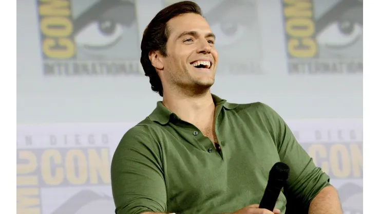 Henry Cavill cumple 38 años en pareja y amado por los fans.