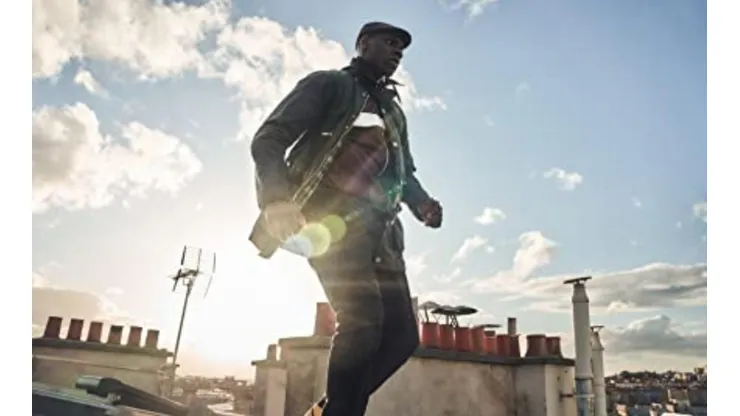 Omar Sy participando en Lupin.