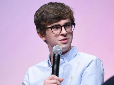 Freddie Highmore habla español por una razón desconocida