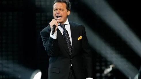 El día que Luis Miguel negó ser el padre de Michelle Salas en público.