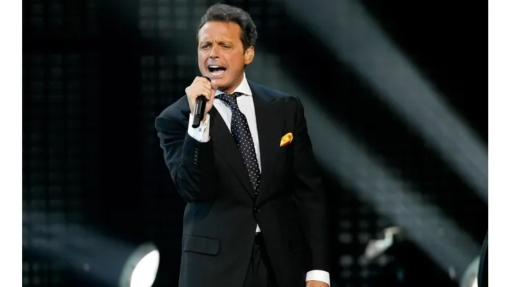 El día que Luis Miguel negó ser el padre de Michelle Salas en público.