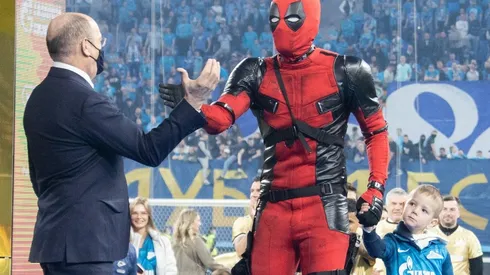 Insólito: un futbolista festejó disfrazado de Deadpool, pero lo presentaron con el nombre de otro personaje de Marvel.