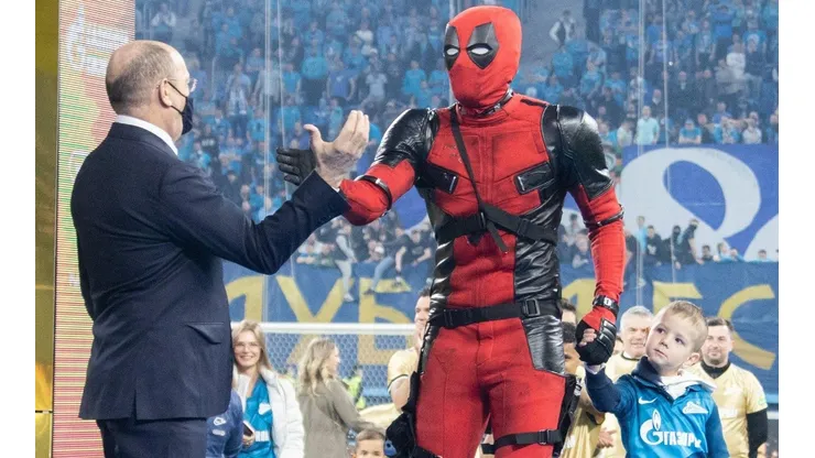 Insólito: un futbolista festejó disfrazado de Deadpool, pero lo presentaron con el nombre de otro personaje de Marvel.
