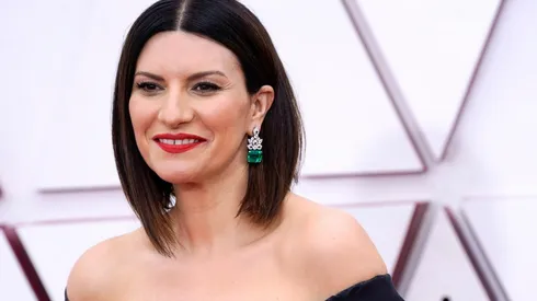 Laura Pausini se presentó en la previa de Los Premios Oscar 2021 y compartió su inconfundible voz con los aficionados para cantar La Vida Ante Sí, nominada esta noche.