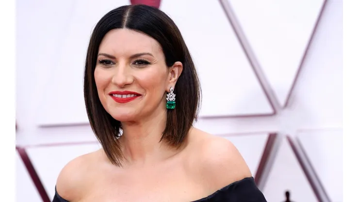 Laura Pausini se presentó en la previa de Los Premios Oscar 2021 y compartió su inconfundible voz con los aficionados para cantar La Vida Ante Sí, nominada esta noche.