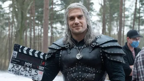 Henry Cavill interpretando a Geralt.