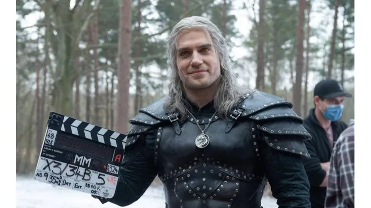 Henry Cavill interpretando a Geralt.