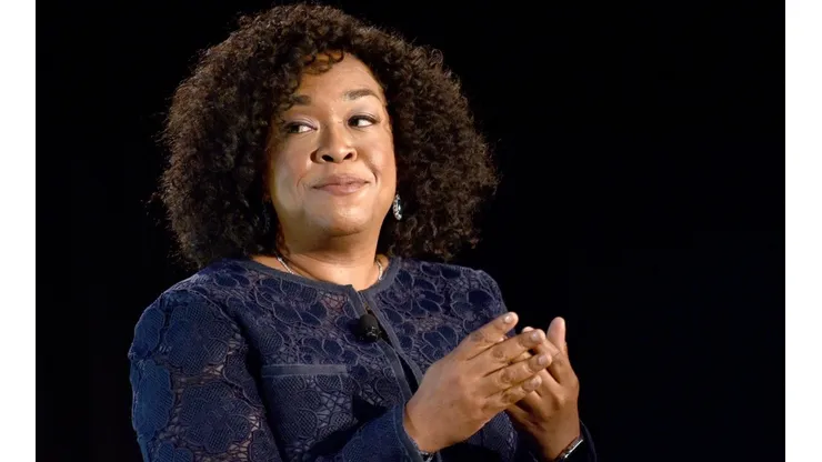 Shonda Rhimes responde a las críticas por la salida de Regé-Jean Page de Bridgerton.