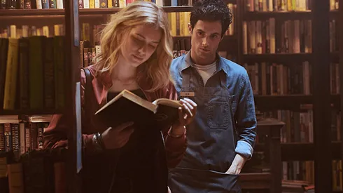 Caroline Kepne, autora de la novela, revela nuevos detalles de la tercera temporada de You en Netflix.