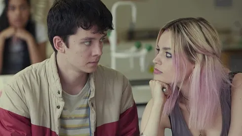 Asa Butterfield y Emma Mackey en sus papeles de Sex Education.