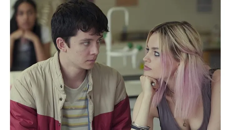 Asa Butterfield y Emma Mackey en sus papeles de Sex Education.