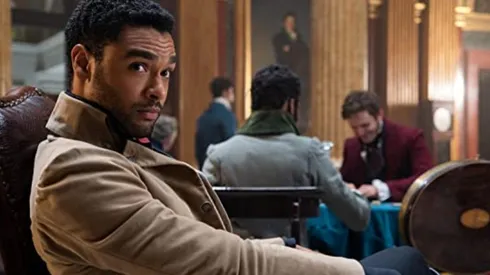 Regé - Jean Page en su papel de Simon Basset.