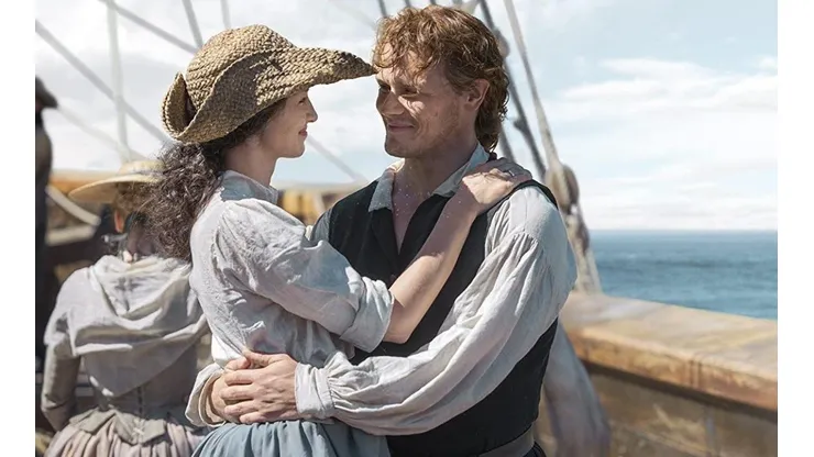 Catriona Balfe y Sam Heughan en sus papeles de Outlander.