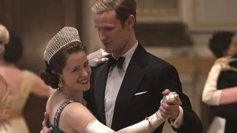 Matt Smith y Claire Foy caracterizados como Isabel II y Felipe de Edimburgo en The Crown.