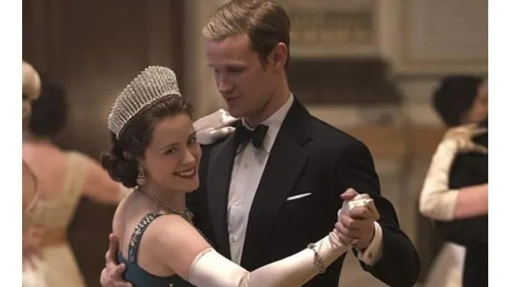 Matt Smith y Claire Foy caracterizados como Isabel II y Felipe de Edimburgo en The Crown.