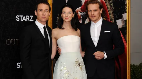 Tobías Menzies junto a Sam Heughan y Catriona Balfe.