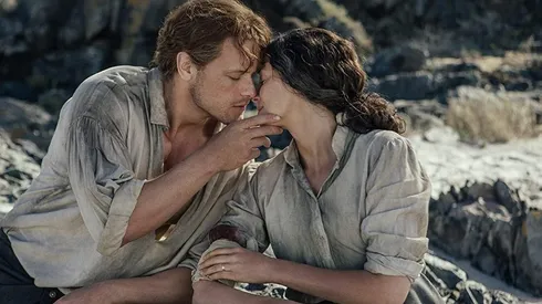 Sam Heughan y Catriona Balfe en sus papeles de Outlander.
