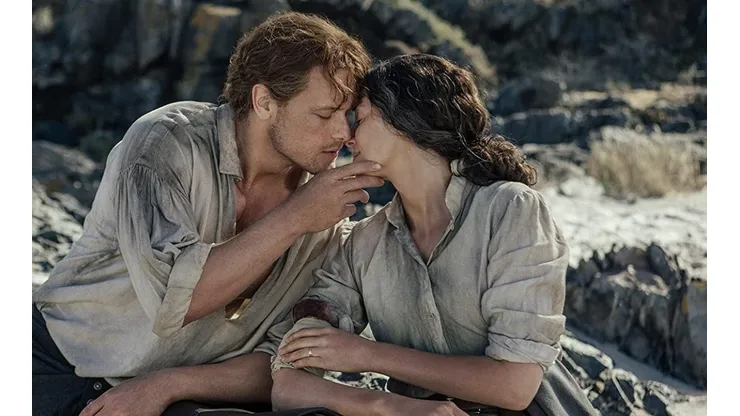 Sam Heughan y Catriona Balfe en sus papeles de Outlander.