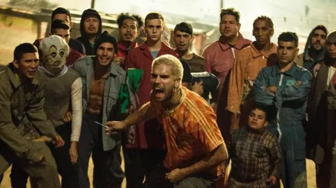 Nicolás Furtado en su papel de Diosito con los prisioneros.