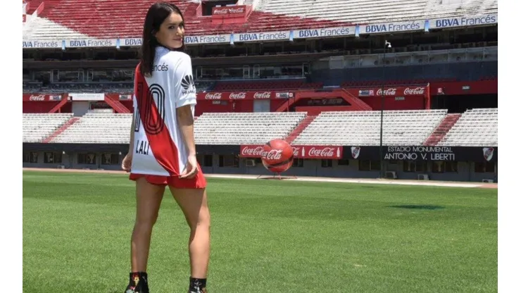 La frase de Lali Espósito, actriz de Sky Rojo, que amarán los de River y odiarán los de Boca.