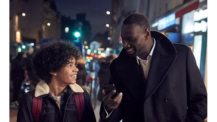 Etan Simon y Omar Sy en sus respectivos papeles de Lupin y Raoul.