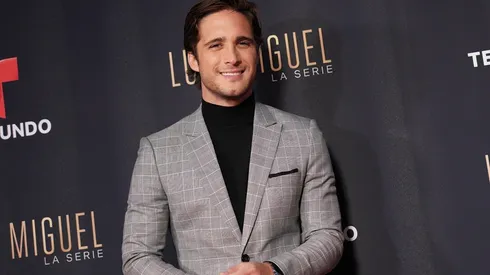 Diego Boneta es aclamado por el adelanto de la temporada 2 de la serie de Luis Miguel en los Grammys.