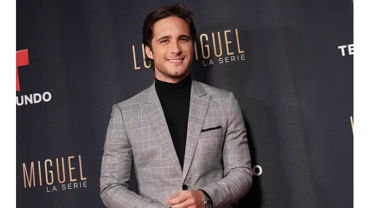 Diego Boneta es aclamado por el adelanto de la temporada 2 de la serie de Luis Miguel en los Grammys.