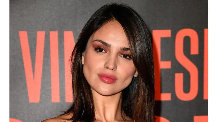 Descuida, yo te cuido: el beso entre Eiza González y Rosamund Pike que se hizo viral
