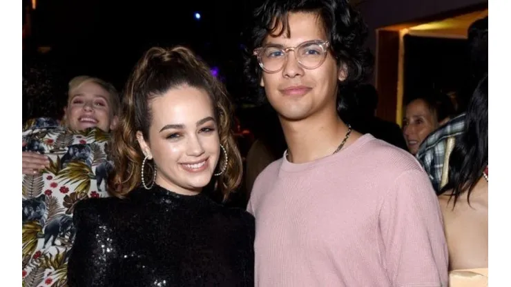 Xolo Maridueña y Mary Mouser en un evento de Cobra Kai