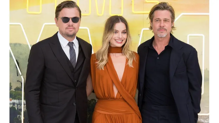 Margot Robbie con Brad Pitt y Leonardo DiCaprio