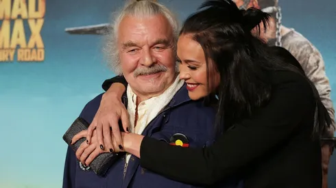 Hugh Keays Byrne y Megan Gale en la premiere de Mad Max