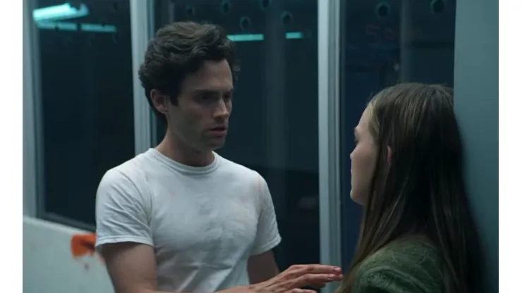 Penn Badgley y Victoria Pedretti en You