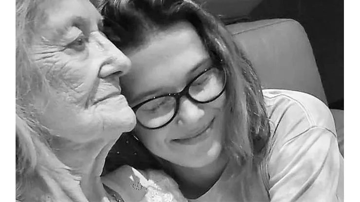 Millie Bobby Brown junto a su abuela