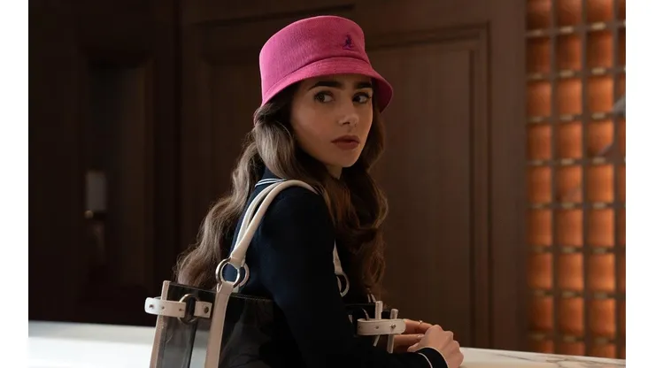 Lily Collins también responde a las criticas sobre 'Emily en París'.