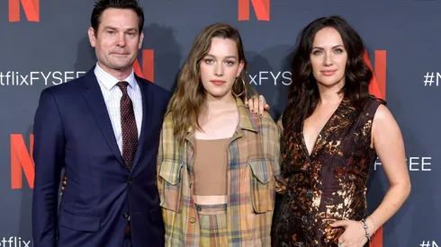 Kate Siegel, Henry Thomas y Victoria Pedretti en un evento de Netflix