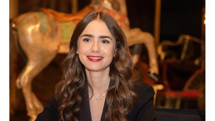 El creador de 'Emily en París' le respondió a los críticos franceses.