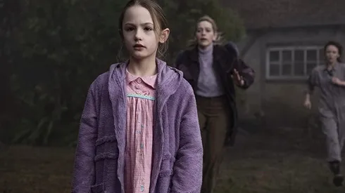 Amelia Eve, Victoria Pedretti y Amelie Bea Smith en La Maldición de Bly Manor